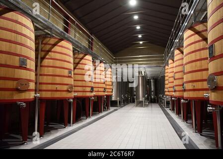 Elciego, Spanien. Juli 2020. Ein Blick auf die Weinkellerei Marques de Riscal in Elciego, im spanischen Rioja-Alavesa-Gebiet.dieser Keller besitzt 540 Hektar Weinberge und kontrolliert weitere 900, um mehr als sechs Millionen Flaschen pro Jahr zu produzieren. Etwa 60% der Produktion wird in mehr als 100 Länder exportiert. Es ist die älteste Weinkellerei der Provinz Rioja. Kredit: SOPA Images Limited/Alamy Live Nachrichten Stockfoto