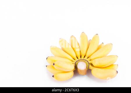 Reife Hand von goldenen Bananen oder Lady Finger Banane auf weißem Hintergrund gesunde Pisang Mas Banana Obst Essen isoliert Stockfoto