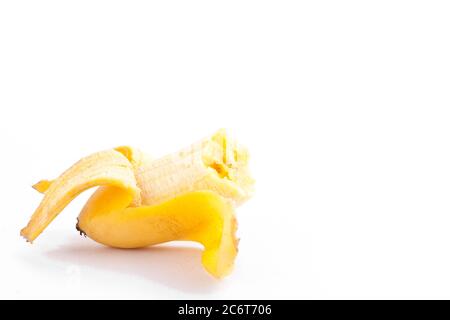 Geschälte Eierbanane mit fehlenden Biss auf weißem Hintergrund gesunde Pisang Mas Banane Obst Lebensmittel isoliert Stockfoto