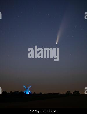 Wilton Windmill, Wiltshire, Großbritannien. Juli 2020. Comet NEOWISE Over Wilton Windmill, Wiltshire, UK Credit: Robert Harvey/Alamy Live News Stockfoto