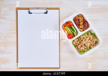 Clipboard, vegane Lunchbox, Flasche. Gesunde vegetarische Menü, Gewichtsverlust, gesunde Lebensweise Stockfoto