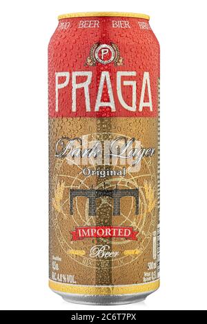 Ukraine, Kiew - Juni 23. 2020: Aluminiumkistel aus Bier Praga DARK LAGER auf weißem Hintergrund. Isolierte Verpackung für Katalog. Wassertropfen. Datei enthält Stockfoto