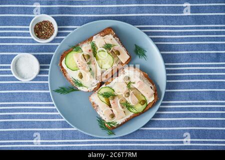 Hering Smorrebrod: Traditionelle dänische Sandwiches. Schwarzbrot mit Hering Stockfoto