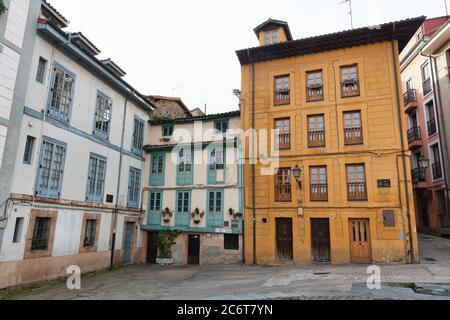 Oviedo, Spanien - 11. Dezember 2018: Plaza del Paraguas und San Isidoro Straße Stockfoto