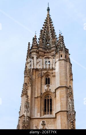 Oviedo, Spanien - 11. Dezember 2018: Glockenturm der Kathedrale der Metropoliten Basilika des Heiligen Erlösers oder Kathedrale von San Salvador Stockfoto