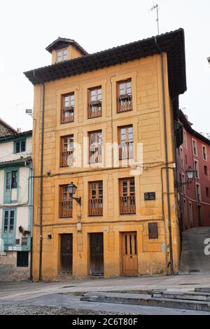 Oviedo, Spanien - 11. Dezember 2018: Plaza del Paraguas und San Isidoro Straße Stockfoto