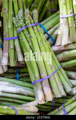 Spargelbüschen zum Verkauf auf einem Bauernmarktstand Stockfoto