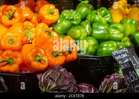 Bunte Paprika zum Verkauf auf einem Marktstand Stockfoto