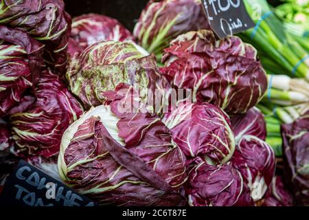 Radicchio zum Verkauf auf einem Marktstand Stockfoto