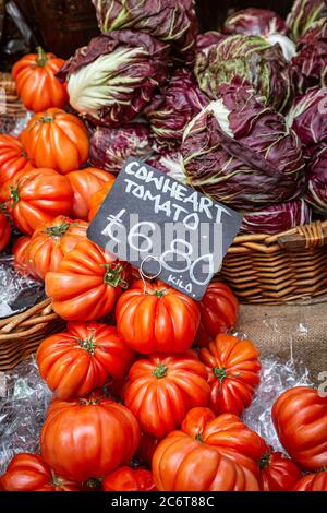 Große Kuh Herz Tomaten zum Verkauf auf einem Bauernmarkt-Stall Stockfoto