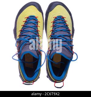 Ein Paar Wanderschuhe zum Wandern. Wanderschuhe auf weißem Hintergrund. Stockfoto