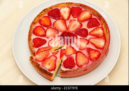 Köstliche hausgemachte Erdbeertarte. Isoliert auf Holzgrund. Draufsicht. Nahaufnahme. Horizontale Aufnahme. Stockfoto