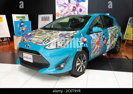 Odaiba, Tokio, Japan - 2. Januar 2020: Toyota Prius c, in Japan Toyota Aqua genannt, ist ein vollhybrider benzinelektrischer Subcompact. Stockfoto