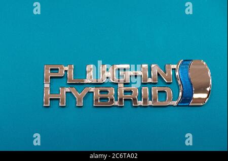 Odaiba, Tokio, Japan - 2. Januar 2020: Toyota Prius Plug-in Hybrid, auch bekannt als Prius PHV, Detailansicht der Karosserie mit PLUG-IN HYBRID-Logo. Stockfoto