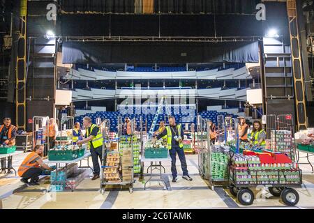 Mitglieder des Highland Council packen Tausende von Lebensmittelpaketen mit Vorräten für Highlander, die noch immer vor der Coronavirus-Pandemie auf der Bühne im Empire Theatre im Eden Court in Inverness schützen. Stockfoto