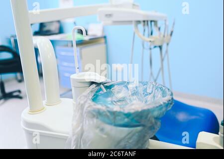 Verschiedene professionelle zahnärztliche Ausrüstung, Instrumente und Werkzeuge in einem Zahnärzte Stomatologie Büro Klinik. Stockfoto