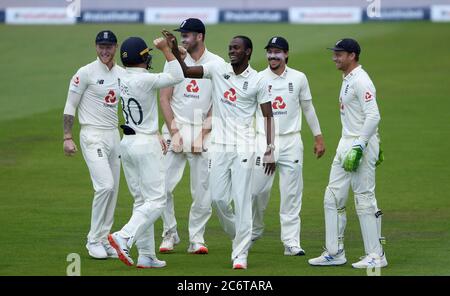 Der englische Jofra Archer (Mitte) feiert das Wicket von Shamarh Brooks von West Indies mit Teamkollegen am fünften Tag der Test Series im Ageas Bowl in Southampton. Stockfoto