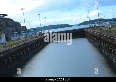 Schiffe in Miraflores Schleusen des Panama-Kanals Stockfoto