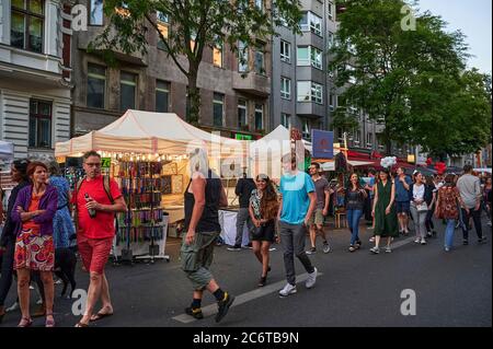 Berlin, Deutschland - 28. Juni 2019: Multikulturelles Straßenfest mit vielen Menschen im Bezirk Kreuzberg von Berlin. Stockfoto
