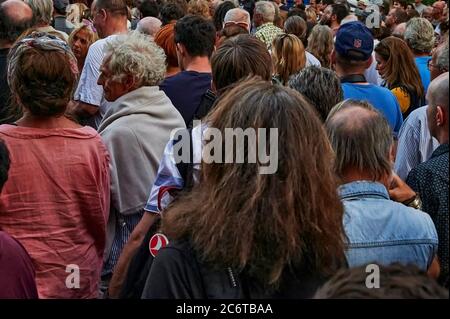 Berlin, Deutschland - 28. Juni 2019: Multikulturelles Straßenfest mit vielen Menschen im Bezirk Kreuzberg von Berlin. Stockfoto