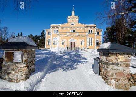 Große lutherische Holzkirche in Rautalampi, erbaut im Jahr 1844 und vom Architekten C entworfen. Ein Engel, Finnland Stockfoto