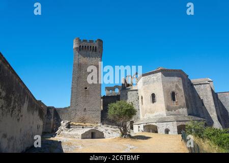 Montmajour,Frankreich-august 14,2016:die Abtei von St. Peter in Montmajour ist ein großes befestigtes Kloster in der Nähe von Arles, Frankreich von Benediktinermönchen gebaut Stockfoto