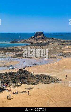 Saint Malo, Bretagne, Frankreich, Europa. Die Strände erstrecken sich am Fuße der Mauern. Bei Ebbe trocknet der Sand bis zu den Inseln. Stockfoto