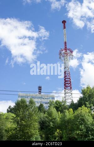 Fernsehfernsehturm auf dem Gipfel des Berges. Stockfoto