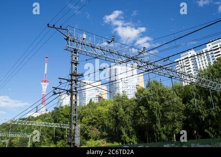 TV-Turm und Wohn-mehrstöckigen Gebäuden auf der Spitze des Berges. Industrielandschaft. Stockfoto