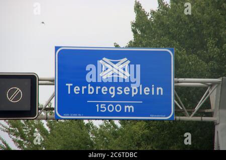 In blau und weiß ausgeschilderter Richtung über die Autobahn A20, Terbregseplein Stockfoto