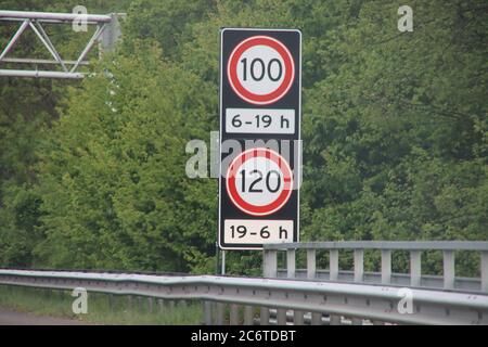 Schnellschild für Tag und Nacht in den Niederlanden entlang der Autobahn A13