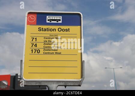 Gelbes Schild Bushaltestelle am Bahnhof Zoetermeer Oost, wenn keine Züge fahren und Busse fahren Stockfoto