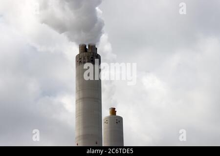 Wasserdampf kommt aus den Schornsteinen der Müllverbrennungsanlage AEB im Westen Amsterdams Stockfoto