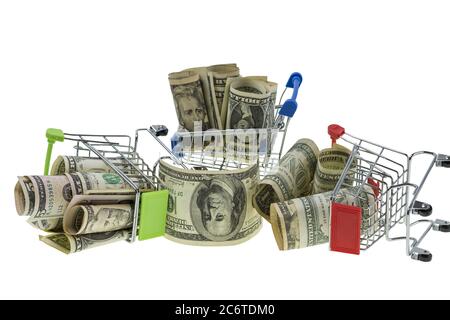 Nahaufnahme der Makroansicht von drei Einkaufswagen mit rollenden Dollarscheinen. Stockfoto