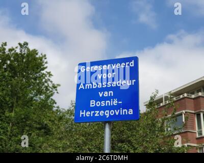 Schild an einem reservierten Parkplatz für den Botschafter von Bosnien und Herzegowina in Den Haag Stockfoto