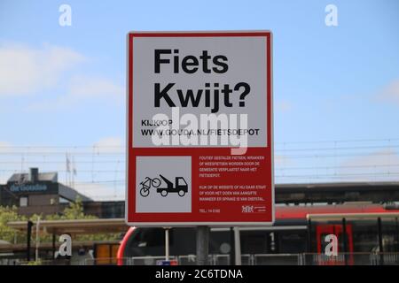 Schild mit Parkverbot für Fahrräder und Mopeds auf dem Bürgersteig neben Goudas Rathaus. Stockfoto