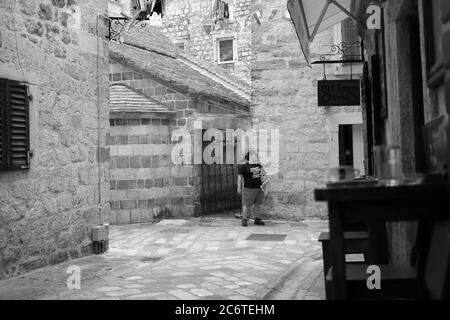 Montenegro, 22 2019. September: Zwergfrau bei der Besichtigung der Altstadt von Kotor (s/W) Stockfoto