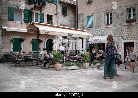 Montenegro, 22. September 2019: Einer der Plätze mit Café im Freien und Touristen in der Altstadt von Kotor Stockfoto