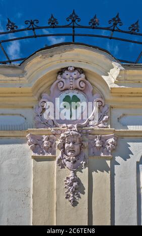 Niedrige Reliefs im Haus auf ulice Vodni, Straße in Kromeriz, Mähren, Zlin Region, Tschechische Republik Stockfoto