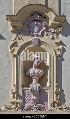 Büste im Haus auf ulice Vodni, Straße in Kromeriz, Zlin Region, Tschechische Republik Stockfoto