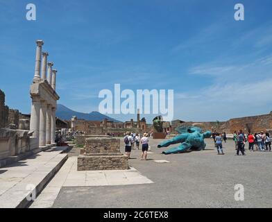 ITALIEN, POMPEJI, 26. MAI 2016: Gruppe von Touristen, die sich an heißen sonnigen Tagen auf dem Pompeji Forum Platz umsehen Stockfoto