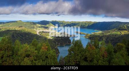 Panorama-Landschaft Blick auf die beiden grünen und blauen Kraterseen von Lagoa Azul und Lagoa Verde und Sete Cidades Dorf im Krater der ruhenden Vulkane Stockfoto