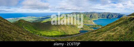 Breites Panorama vom Aussichtspunkt Miradouro de pico da Barrosa. Panoramalandschaft mit schönen blauen Kratersee Lagoa do Fogo im Naturschutzgebiet mit g Stockfoto