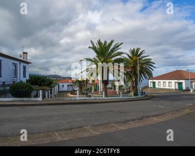 Straße und Häuser in azoren Kolonialstil in Nordeste Dorf mit grünen Palmen und blauen Himmel weißen Wolken, Sao Miguel, Azoren, Portugal Stockfoto