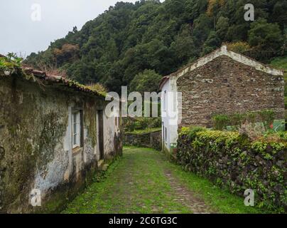 Aboned Geisterstadt Häuser, kleines Dorf von Faial da Terra nach Sanguinho im Regenwald, Sao Miguel Island, Azoren Portugal Stockfoto