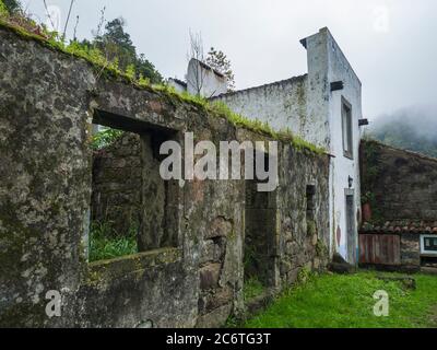 Aboned Geisterstadt Häuser, kleines Dorf von Faial da Terra nach Sanguinho im Regenwald, Sao Miguel Island, Azoren Portugal Stockfoto