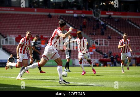 Danny Batth von Stoke City feiert das erste Tor seiner Mannschaft während des Sky Bet Championship-Spiels im bet365 Stadium in Stoke. Stockfoto