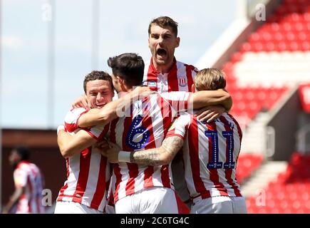 Danny Batth von Stoke City feiert das erste Tor seiner Mannschaft mit seinen Teamkollegen während des Sky Bet Championship-Spiels im bet365 Stadium, Stoke. Stockfoto