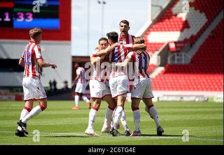 Danny Batth von Stoke City feiert das erste Tor seiner Mannschaft mit seinen Teamkollegen während des Sky Bet Championship-Spiels im bet365 Stadium, Stoke. Stockfoto