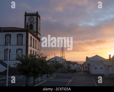 Portugal, VILA FRANCA DO CAMPO, Sao Miguel, Azoren, 20. Dezember 2018: Gebäude des Rathauses mit Uhrenturm im Kolonialstil und weihnachten Stockfoto